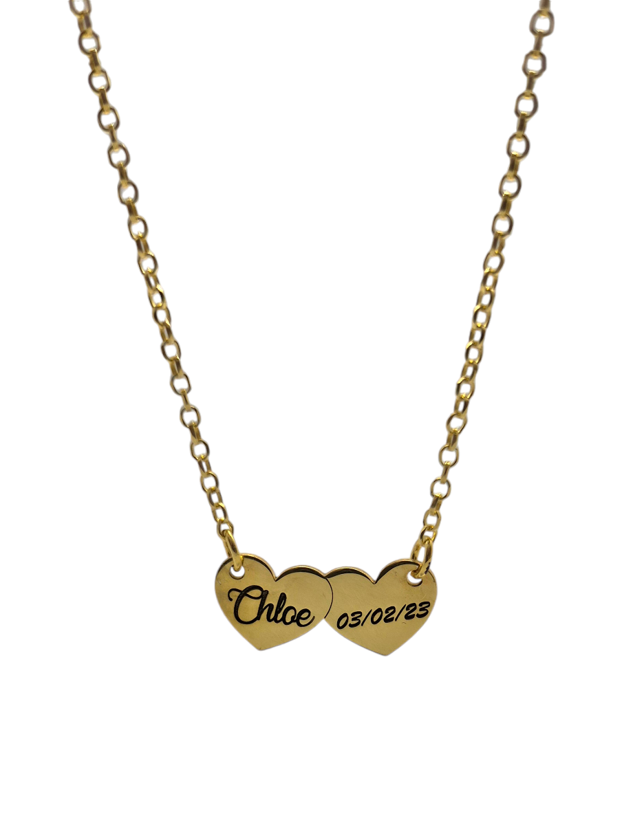 collana cuori incisi in argento placcato oro con nomi e data personalizzabili su pendenti a forma di cuore